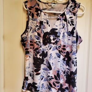 Tank with chain detail keyhole cutout